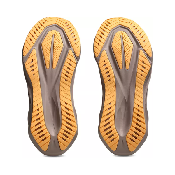 Et par Asics Novablast 5 Dame White/Fawn løbesko vises side om side med orange og grå geometrisk mønstrede såler med dybe riller for greb og FF BLAST PLUS ECO-støddæmpning for et responsivt løb.
