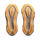 Et par Asics Novablast 5 Dame White/Fawn løbesko vises side om side med orange og grå geometrisk mønstrede såler med dybe riller for greb og FF BLAST PLUS ECO-støddæmpning for et responsivt løb.