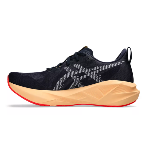 En sideprofil af Asics Novablast 5, Herre i Midnight/Orange Glow er vist på en hvid baggrund. Denne letvægts løbesko kombinerer stil og komfort - ideel til dine daglige løbeture.