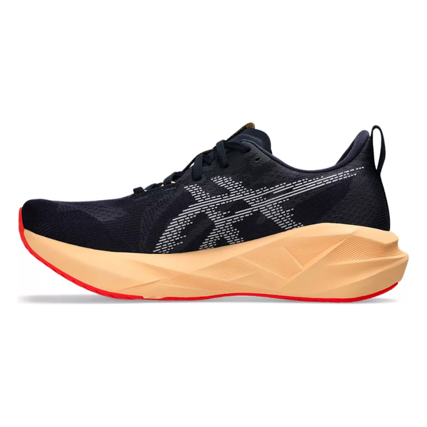 En sideprofil af Asics Novablast 5, Herre i Midnight/Orange Glow er vist på en hvid baggrund. Denne letvægts løbesko kombinerer stil og komfort - ideel til dine daglige løbeture.