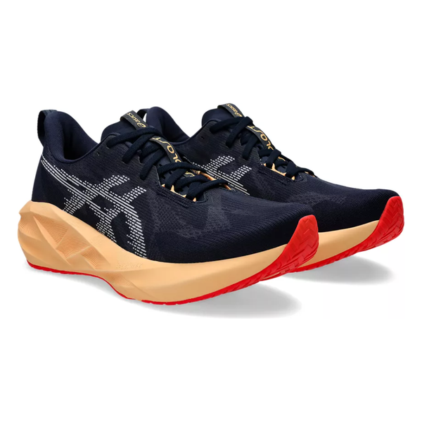 Et par Asics Novablast 5, Herre, i Midnight/Orange Glow, med mørkeblå mesh-overdel, beige mellemsåler, røde ydersåler og hvide Asics-logoer på siderne, der er placeret i en lille vinkel på en hvid baggrund.