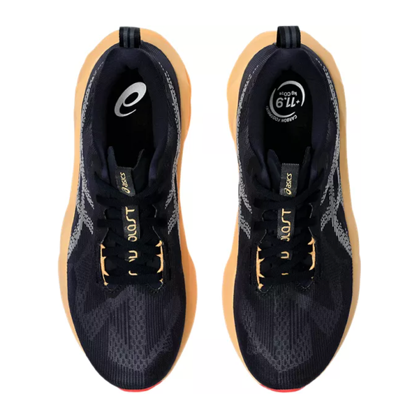 Et par ASICS Novablast 5 herre løbesko i Midnight/Orange Glow, set fra oven med synlige snørebånd, mesh-struktur og logoer på indersåler og tunger - ideelle letvægts løbesko til enhver løbetur.