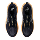 Et par ASICS Novablast 5 herre løbesko i Midnight/Orange Glow, set fra oven med synlige snørebånd, mesh-struktur og logoer på indersåler og tunger - ideelle letvægts løbesko til enhver løbetur.