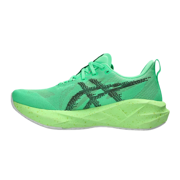 En venstre sideprofil af Asics Novablast 5 herre løbesko i Vital Green/Black med en overdel i mesh, sort logo, grønne snørebånd og en grøn plettet sål vises mod en hvid baggrund.