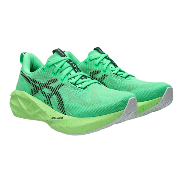 Et par Asics Novablast 5 herre løbesko i Vital Green/Black med tykke grønspættede mellemsåler og lysegrå ydersåler, vist side om side på en hvid baggrund.