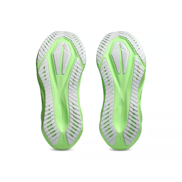 Et par Asics Novablast 5 herre løbesko i Vital Green/Black er vist side om side med sålerne oppe og viser strukturerede mønstre, segmenteret gummi og riller til greb.