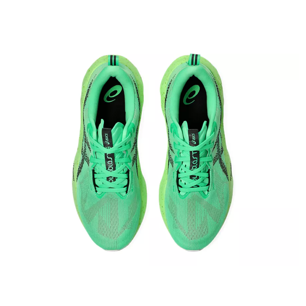 Et par nye Asics Novablast 5 herre løbesko i Vital Green/Black er vist ovenfra med sorte indlægssåler med Asics-logo, snørebånd og overdel i mesh. Skoene er placeret side om side på en hvid baggrund.