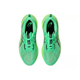 Et par nye Asics Novablast 5 herre løbesko i Vital Green/Black er vist ovenfra med sorte indlægssåler med Asics-logo, snørebånd og overdel i mesh. Skoene er placeret side om side på en hvid baggrund.
