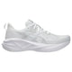 Asics Novablast 5, Herre i White/Piedmont Grey har en tyk geometrisk mønstret sål med FF BLAST PLUS ECO-støddæmpning, overdel i mesh, snørelukning og trækflig i hælen, vist fra siden mod en ensfarvet baggrund.