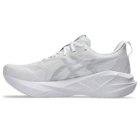 Asics Novablast 5 Herre i White/Piedmont Grey har en overdel i mesh, FF BLAST PLUS ECO-støddæmpende sål og hvide snørebånd - vist i sideprofil mod en ensfarvet baggrund for stilfuld komfort.