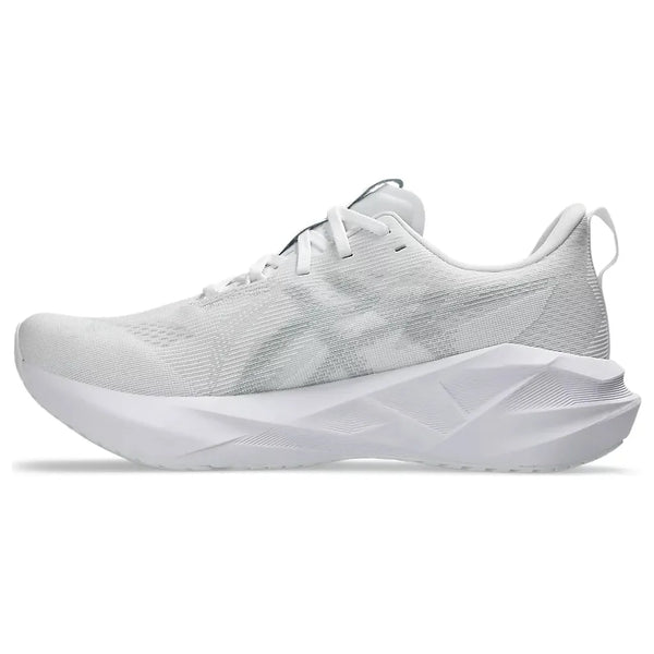 Asics Novablast 5 Herre i White/Piedmont Grey har en overdel i mesh, FF BLAST PLUS ECO-støddæmpende sål og hvide snørebånd - vist i sideprofil mod en ensfarvet baggrund for stilfuld komfort.