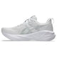 Asics Novablast 5 Herre i White/Piedmont Grey har en overdel i mesh, FF BLAST PLUS ECO-støddæmpende sål og hvide snørebånd - vist i sideprofil mod en ensfarvet baggrund for stilfuld komfort.