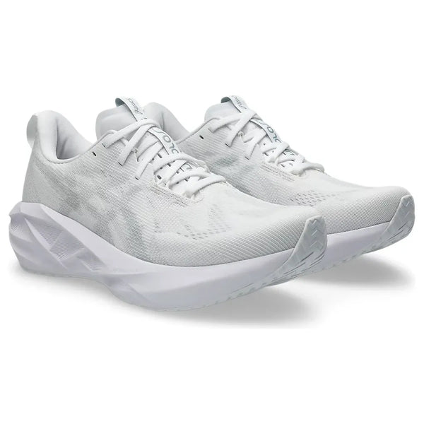 Et par Asics Novablast 5 løbesko herre i White/Piedmont Grey med overdel i mesh, hvide snørebånd, tykke strukturerede såler og FF BLAST PLUS ECO-støddæmpning vises side om side på en almindelig hvid baggrund.