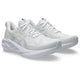 Et par Asics Novablast 5 løbesko herre i White/Piedmont Grey med overdel i mesh, hvide snørebånd, tykke strukturerede såler og FF BLAST PLUS ECO-støddæmpning vises side om side på en almindelig hvid baggrund.