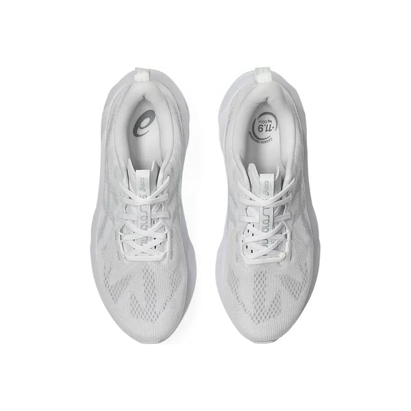 Et par Asics Novablast 5, Herre, White/Piedmont Grey løbesko er fotograferet ovenfra på en hvid baggrund og viser overdelen i mesh, snørelukning og FF BLAST PLUS ECO-støddæmpning for øget komfort.