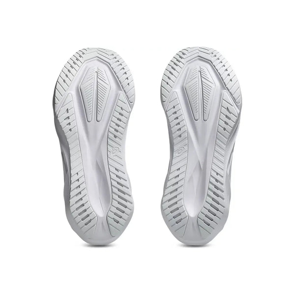 Et par Asics Novablast 5, Herre, White/Piedmont Grey sportsskosåler med FF BLAST PLUS ECO-støddæmpning og struktureret slidbane, set nedefra på en hvid baggrund; ideal løbesko herre.