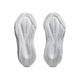 Et par Asics Novablast 5, Herre, White/Piedmont Grey sportsskosåler med FF BLAST PLUS ECO-støddæmpning og struktureret slidbane, set nedefra på en hvid baggrund; ideal løbesko herre.