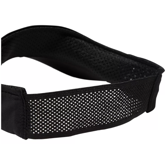 Et nærbillede af Asics Prfm Visor i Performance Black fremhæver den sorte, perforerede, justerbare strop i åndbart mesh, der giver optimal komfort og ventilation under aktiv brug. Unisex-design.