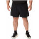 En person iført Asics Road 2-N-1 5In Shorts i Performance Black/Graphite Grey, sorte sokker og hvide løbesko står med ansigtet fremad og hænderne i siden. Kun underkroppen er synlig mod en hvid baggrund.