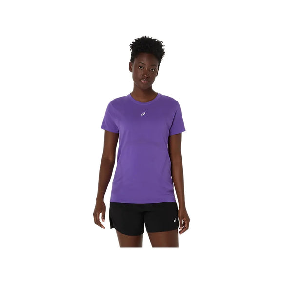 En kvinde kigger fremad i en Edo Purple Asics Road Seamless SS Top, Dame og sorte shorts på en hvid baggrund. Den åndbart træningstøj T-shirt har et lille hvidt logo på brystet.