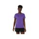 En kvinde kigger fremad i en Edo Purple Asics Road Seamless SS Top, Dame og sorte shorts på en hvid baggrund. Den åndbart træningstøj T-shirt har et lille hvidt logo på brystet.