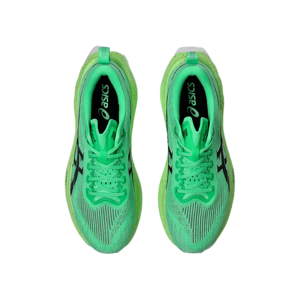 Et par ASICS Superblast 2 Unisex løbesko i Vital Green/Black set ovenfra med snørebånd, mesh-overdel og sort logo - designet til maksimal affjedring på hver eneste løbetur.