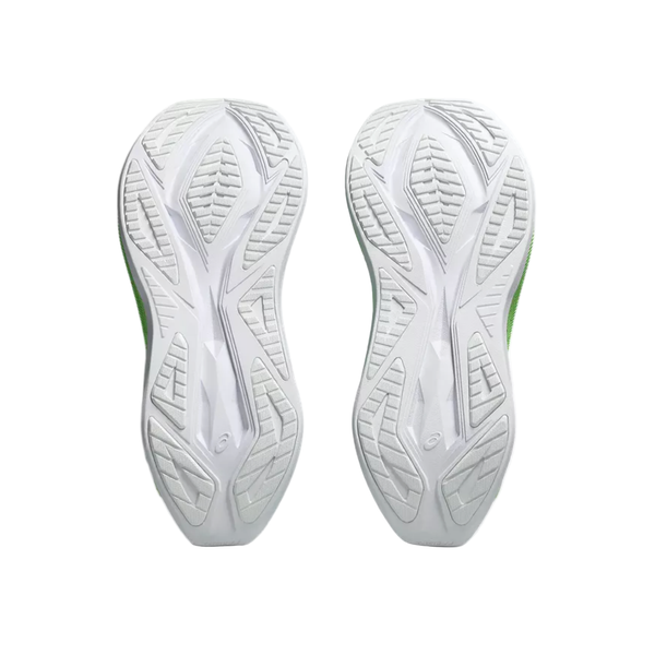 Billedet viser sålerne på et par Asics Superblast 2 løbesko (Unisex, Vital Green/Black). Den hvide, strukturerede slidbane med geometriske former giver greb og antyder maksimal affjedring. Skoene ligger side om side med tæerne opad.