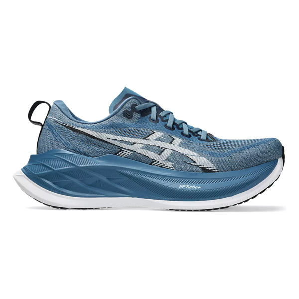 Asics Superblast 2 Unisex løbesko i Winter Sea/White har maksimal affjedring, en tyk hvid og blå sål, sorte snørebånd og et hvidt logo, vist i profil på en ensfarvet hvid baggrund.