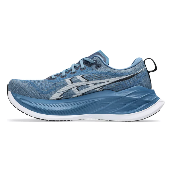 Asics Superblast 2 (Unisex, Winter Sea/White) har maksimal affjedring med en tyk stødabsorberende sål, et hvidt og gråt logo på siden og en sort trækflig ved hælen, vist på en hvid baggrund.