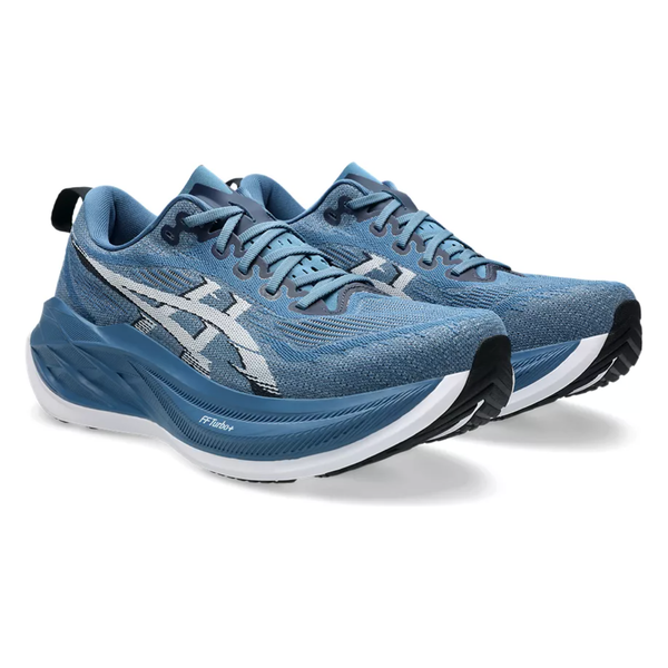 Asics Superblast 2 unisex løbesko i Winter Sea/White har en overdel i mesh, maksimal affjedring, sorte såler og et fedt Asics-logo på siden.
