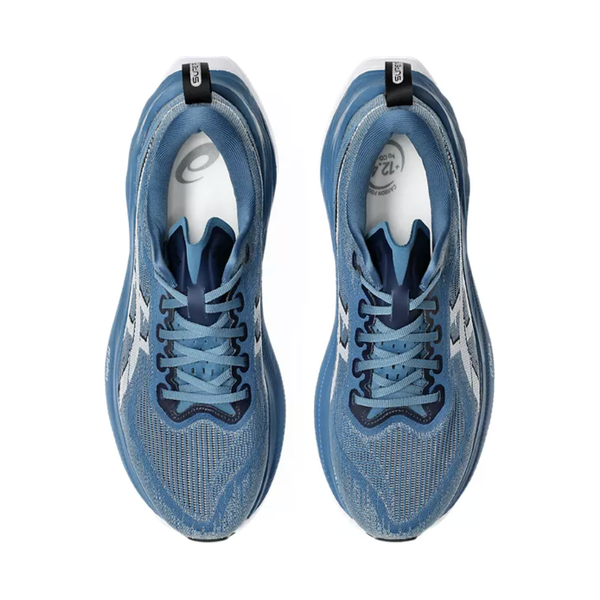 Et par blå Asics Superblast 2 (Unisex, Winter Sea/White) set ovenfra, med maksimal affjedring, hvide mellemsåler, sorte brandede hælkapper, mesh-overdel med bundne snørebånd og et hvidt Asics-logo på siderne.