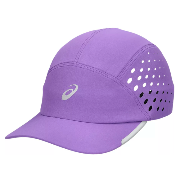 Asics Ultra Lightweight Running Cap i Edo Purple er en unisex-kasket med buet skygge, reflekterende logo og stribe nær kanten, ventilationshuller og et slankt design - ideel til sportslige præstationer.