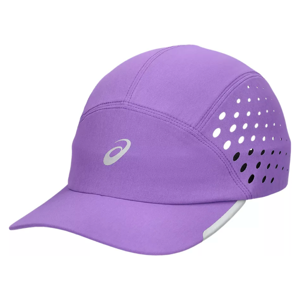Asics Ultra Lightweight Running Cap i Edo Purple er en unisex-kasket med buet skygge, reflekterende logo og stribe nær kanten, ventilationshuller og et slankt design - ideel til sportslige præstationer.