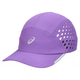 Asics Ultra Lightweight Running Cap i Edo Purple er en unisex-kasket med buet skygge, reflekterende logo og stribe nær kanten, ventilationshuller og et slankt design - ideel til sportslige præstationer.