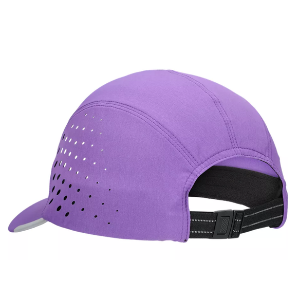 Asics Ultra Lightweight Running Cap i Edo Purple er en unisex-kasket med buet skygge, ventilationshuller i siden, synlige syninger og en justerbar spænderem - perfekt til komfort og stil.