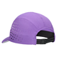 Asics Ultra Lightweight Running Cap i Edo Purple er en unisex-kasket med buet skygge, ventilationshuller i siden, synlige syninger og en justerbar spænderem - perfekt til komfort og stil.