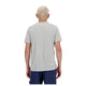 En person med kort, lysblondt hår ses bagfra iført en grå New Balance Athletics T-shirt, Herre og mørkeblå shorts, stående mod en almindelig hvid baggrund.