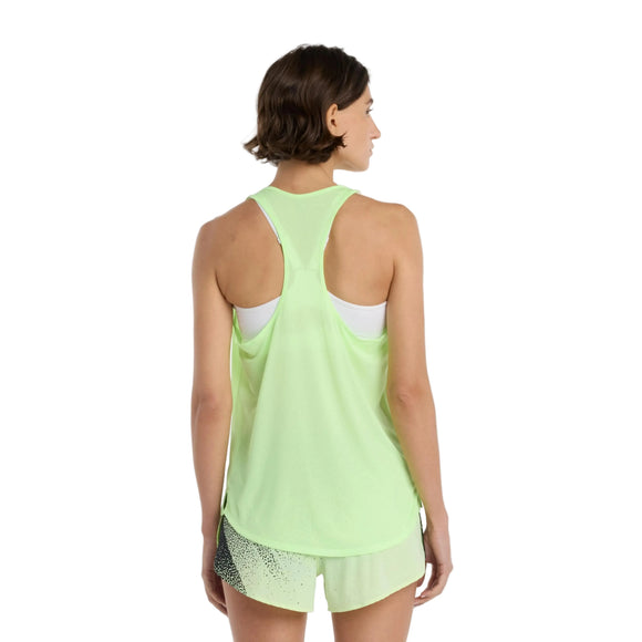 En kvinde med kort brunt hår ses bagfra iført en New Balance Athletics Tank, Dame, Afterglow Heather/Slate Grey, en hvid sports-bh og grønmønstrede sportsshorts. Baggrunden er helt hvid.