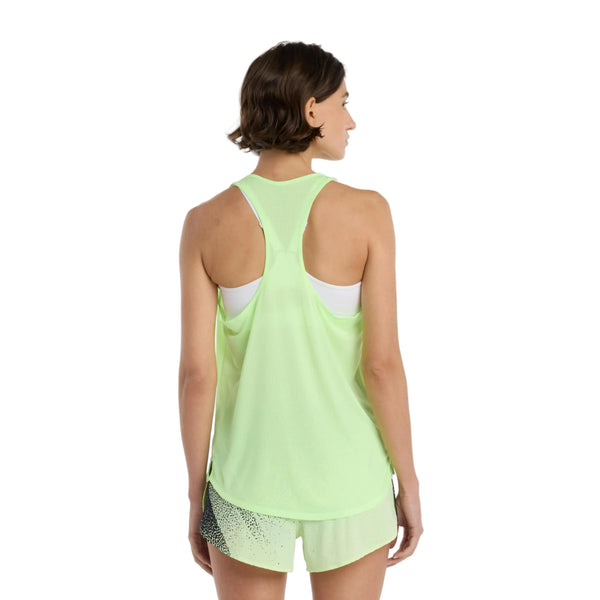 En kvinde med kort brunt hår ses bagfra iført en New Balance Athletics Tank, Dame, Afterglow Heather/Slate Grey, en hvid sports-bh og grønmønstrede sportsshorts. Baggrunden er helt hvid.