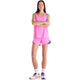 En kvinde står med armene over kors iført en New Balance Athletics Tank for dame i Pink Heat Heather/Slate Grey, matchende træningstøj, hvide strømper og pink-hvide løbesko. Hun ser fremad mod en hvid baggrund.
