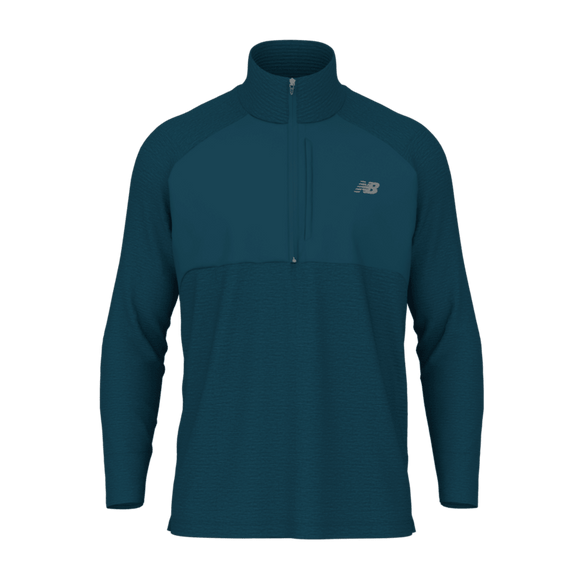New Balance Athletics Heat Grid 1/2 Zip til mænd i farven Streamsong har lange ærmer, en halv lynlås foran og en opretstående krave med et diskret logo på venstre bryst. Det strukturerede stof er designet til træning i koldt vejr og giver et enkelt og atletisk look, der er perfekt til træning i køligt vejr.