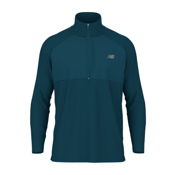 New Balance Athletics Heat Grid 1/2 Zip til mænd i farven Streamsong har lange ærmer, en halv lynlås foran og en opretstående krave med et diskret logo på venstre bryst. Det strukturerede stof er designet til træning i koldt vejr og giver et enkelt og atletisk look, der er perfekt til træning i køligt vejr.