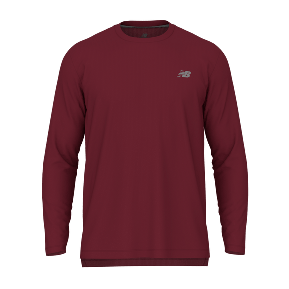 En enkel New Balance Athletics Long Sleeve-trøje til mænd i farven Podium Red med rund halsudskæring og et lille sølvfarvet NB-logo på venstre bryst. Trøjen er fremstillet af åndbart løbetøj og sikrer komfort og åndbarhed under din løbetur. Athletics Long Sleeve-trøjen vises på en hvid baggrund.