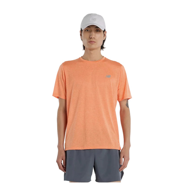 En person iført en lysegrå kasket, grå sportsshorts og en orange New Balance Athletics T-shirt, Herre, Aae med hurtigtørrende teknologi står med front mod en hvid baggrund.