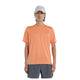 En person iført en lysegrå kasket, grå sportsshorts og en orange New Balance Athletics T-shirt, Herre, Aae med hurtigtørrende teknologi står med front mod en hvid baggrund.