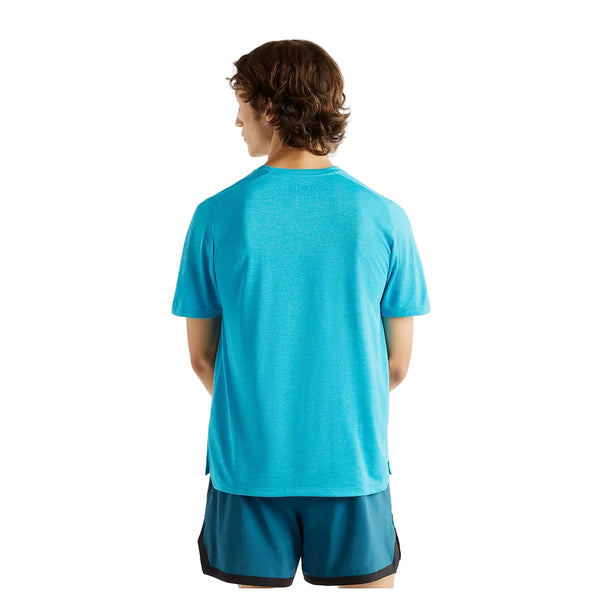 Man ser en mand med mellemlangt brunt hår set bagfra; han er iført en lyseblå New Balance Athletics T-shirt, Herre, Altitude og matchende blå shorts på en ensfarvet hvid baggrund.