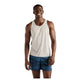 En mand står og smiler iført en lysegrå New Balance Athletics-tanktop (Herre, Athletic Grey) og blå mønstrede sportsshorts. Han har kort hår, og armene hænger afslappet ned langs siden. Tanktopen er udstyret med NB ICEx-teknologi, der er udviklet til optimal komfort og åndbarhed. Baggrunden er ensfarvet hvid.