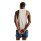 En person står med ryggen til og er iført en lysegrå New Balance Athletics-tanktop (Herre, Athletic Grey) samt blå sportsshorts. Hænderne er foldet bag ryggen, og tanktoppen er udstyret med NB ICEx-teknologi, der sikrer optimal komfort. Billedet har en hvid baggrund.