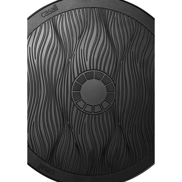 Casall Balance Board, Unisex, Black, har et rundt design med et struktureret bølgemønster, der stråler ud fra midten, og Casall-branding på kanten - ideelt til funktionel træning eller genoptræning.