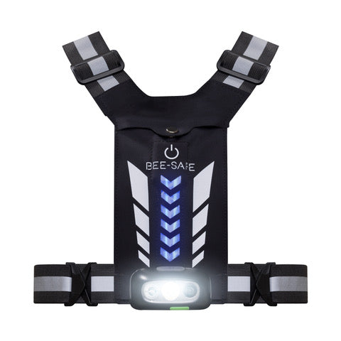 BeeSafe LED Harness USB Phone Pocket Glow, Unisex, Silver har justerbare stropper, en frontmonteret USB-opladelig LED med flere stråler, piledesign og en telefonlomme for ekstra bekvemmelighed.